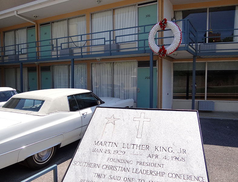 Exterior_of_Lorraine_Motel_with_Plaque_and_Wreath_Commemorating_Assassination_of_Martin_Luther_King_-_National_Civil_Rights_Museum_-_Downtown_Memphis_-_Tennessee