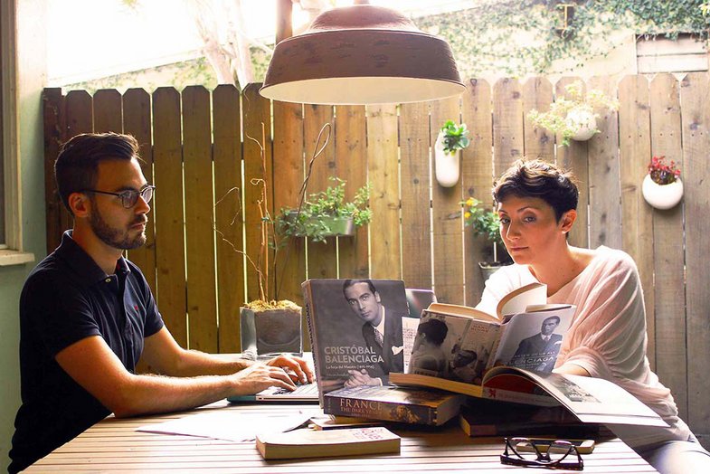 Pablo Gómez Castro y Julia Fontana trabajando en su casa de Los Ángeles.   © D.R.