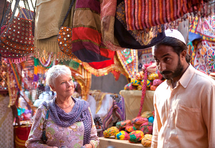 En "Exótico hotel Marigold", un grupo de británicos de la tercera edad viaja a la India para disfrutar de su retiro.