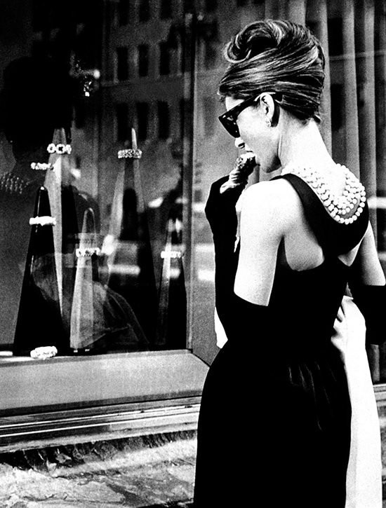 El LBD que Audrey luce en 'Desayuno con diamantes' es uno de los vestidos más célebres de la historia del cine y también está firmado por Givenchy. © Cordon Press