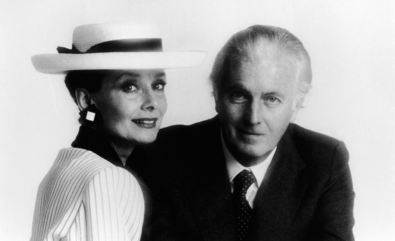 Audrey Hepburn y Hubert de Givenchy posan juntos en 1985. © Getty Images