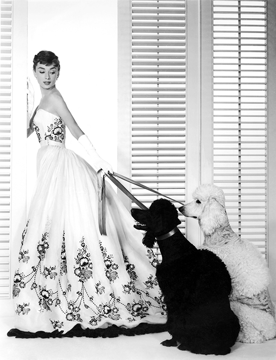 Uno de los vestidos más icónicos del film que le valió un Oscar a Edith Head fue en realidad diseñado por Givenchy. © Cordon Press
