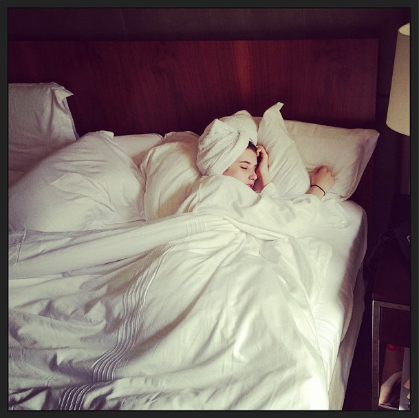 Emma Roberts, durmiendo a pierna suelta © Instagram