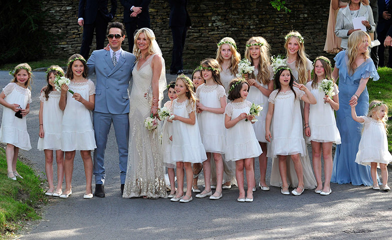 Kate Moss (de John Galliano) y Jamie Hince felices y radiantes el día de su boda.  © Cordon Press