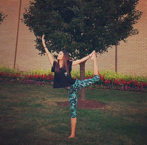Alessandra Ambrosio se apunta al yoga, y tú, ¿qué ejercicio prefieres?  © Cordon Press