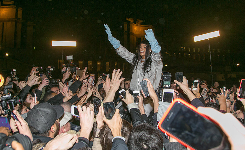 Rihanna y sus fans en París