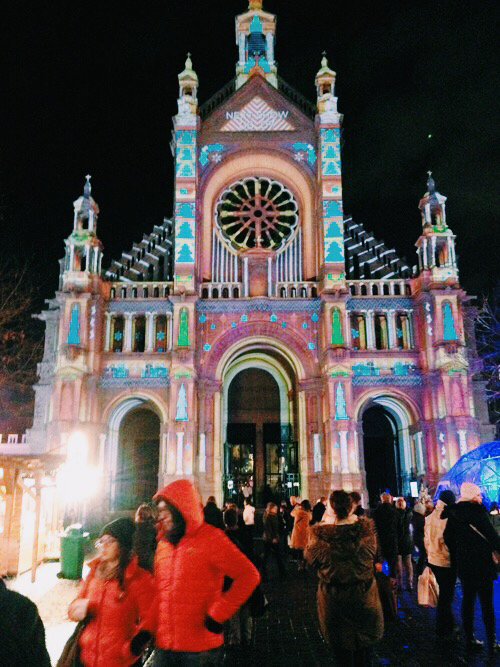 La iglesia de Sainte-Catherine cobra vida por la noche, cuando se colorea.