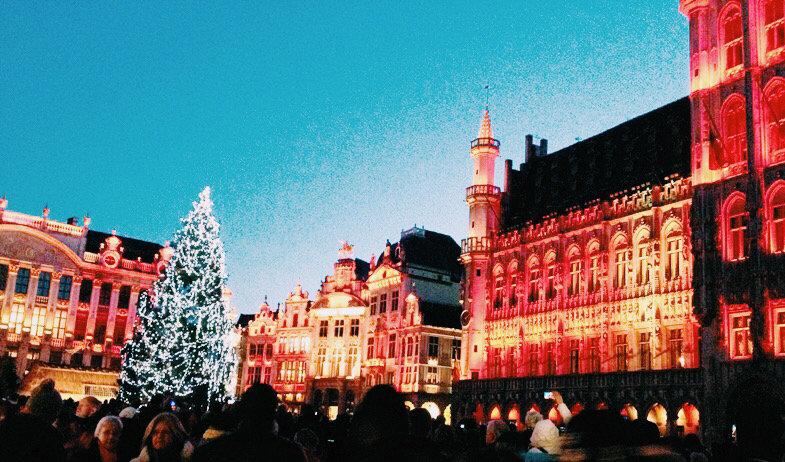 En la Grand Place, al caer la noche, los edificios se iluminan acompañados de música orquestal.