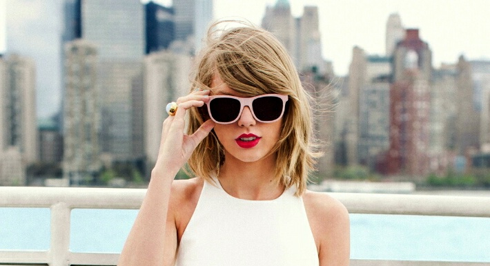 Taylor Swift, y su pintalabios a prueba de besos en las fotos promocionales de su último disco.