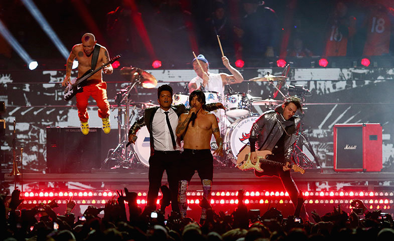 Bruno Mars y Red Hot Chilli Peppers en el intermedio de la Super Bowl 2014.   © Gettyimages