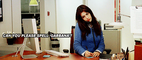 "¿Hola? ¿Podría por favor deletrear Gabbana?". Así, no.