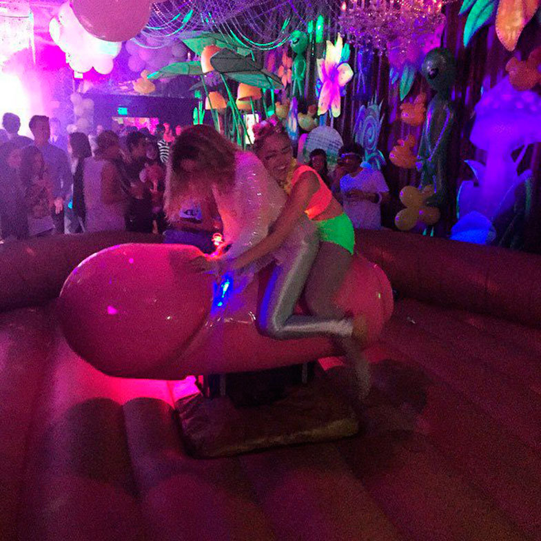 Foto de Miley montando en un toro mecánico con forma de pene subida por la cantante a su Instagram  © Instagram.