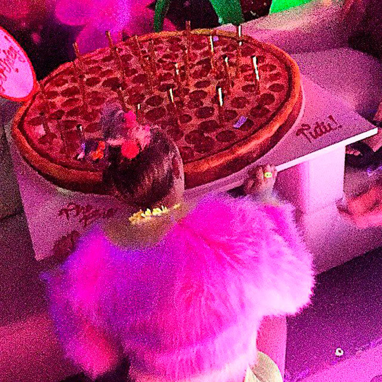 La tarta de cumpleaños tenía forma de pizza.  © Instagram