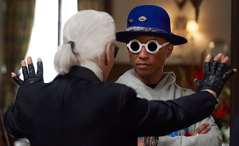 Lagerfeld dando órdenes a Pharrell durante el rodaje de "Reincarnation".  © Chanel