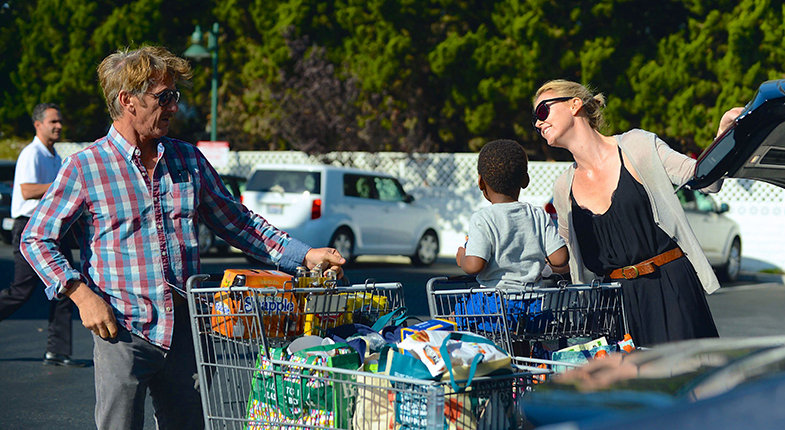 Una de las últimas imágenes de la pareja, haciendo la compra en L.A. como una familia más con el hijo de Charlize.  © Cordon Press