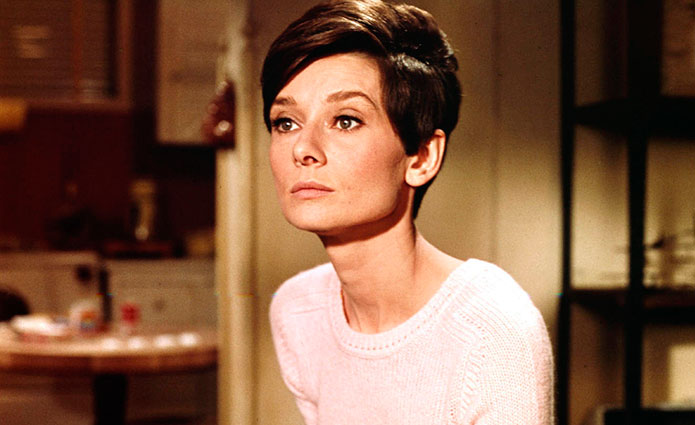 Eyeliner tipo Audrey Hepburn, más discreto.