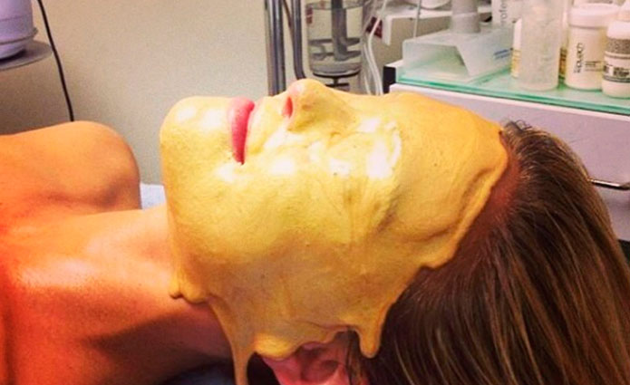 La modelo Bar Refaeli, durante el tratamiento dorado. Foto: Instagram.