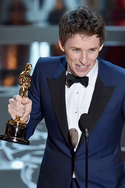 Eddie Redmayne recogiendo su Oscar por su interpretación de Stephen Hopkins en 'La teoría del todo'. © Getty Images