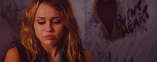 Miley Cyrus, llorando desconsolada porque no quiere ser Hannah Montana nunca más.