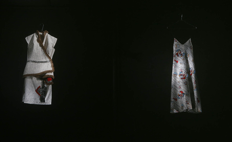 A la derecha, el vestido midi con el que Moisés Nieto vistió a la mujer Grazia. © Francesco Margutti y Luca Chiaudano