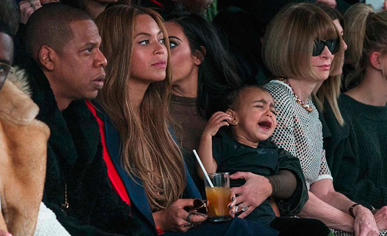 Jay Z, Beyoncé, Kim Kardashian, North West (llorando desconsolada) y Anna Wintour, en el front row de la última colección de Kanye West.