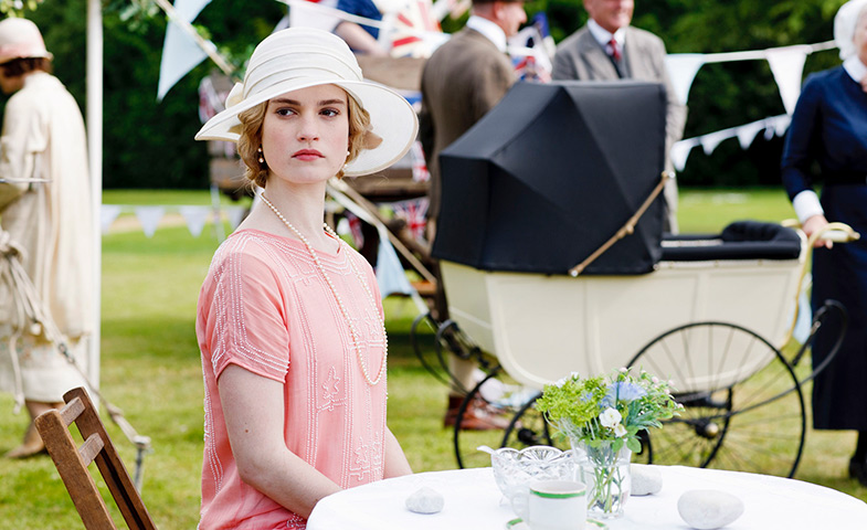 En Downton Abbey, la serie que la lanzó a la fama, es Lady Rose.