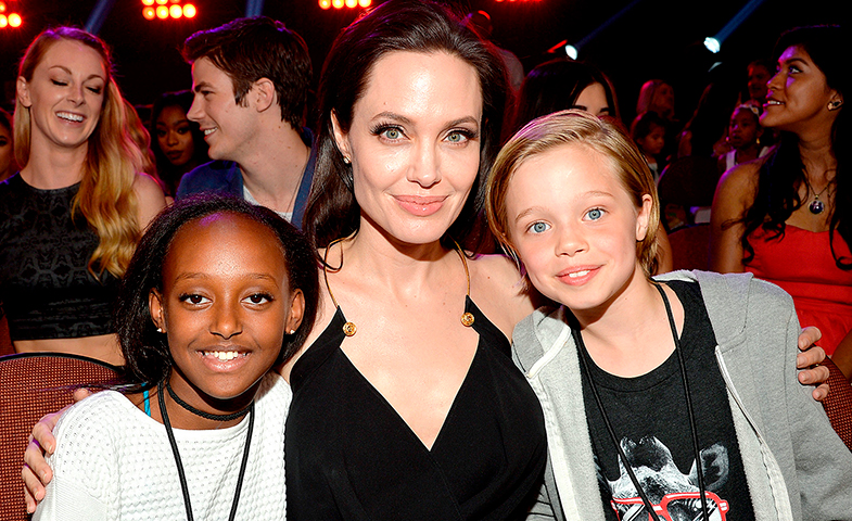 Angelina Jolie, posando orgullosa con sus dos acompañantes a la gala.