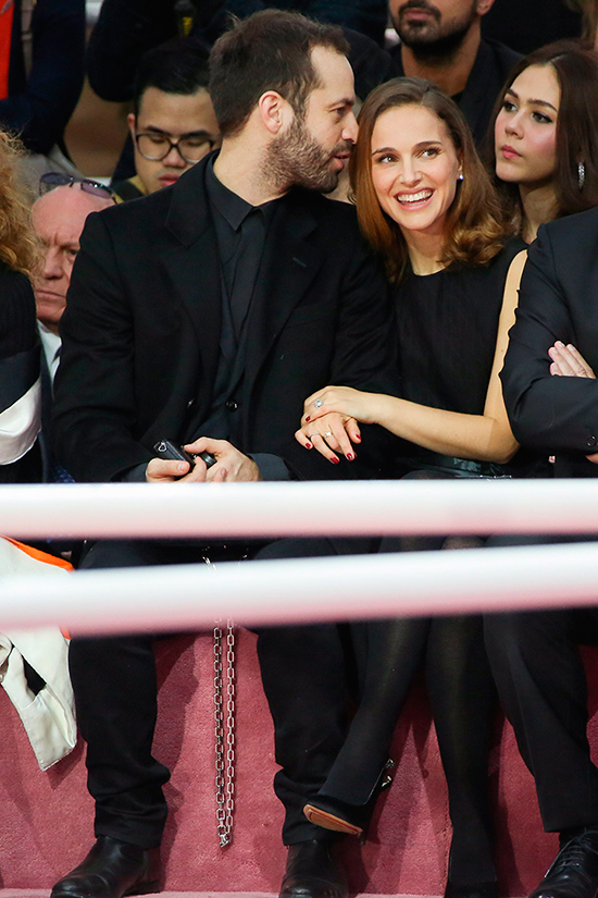 "Mi vida privada es muy aburrida", dice la actriz. Aquí, junto a su marido en el último desfile HC de Christian Dior. © Cordon Press