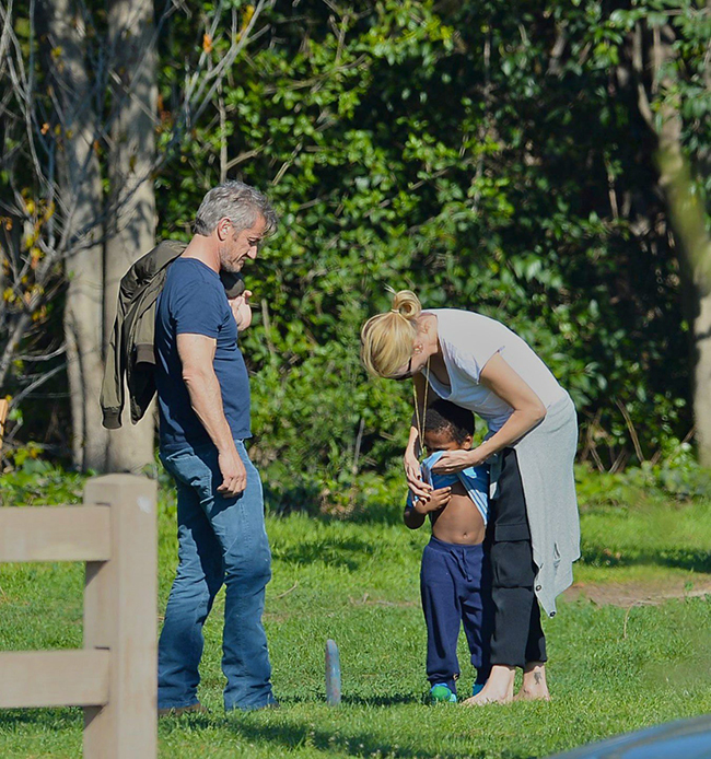 Como una familia más, en el parque, con el hijo de Charlize, Jackson. © Cordon Press