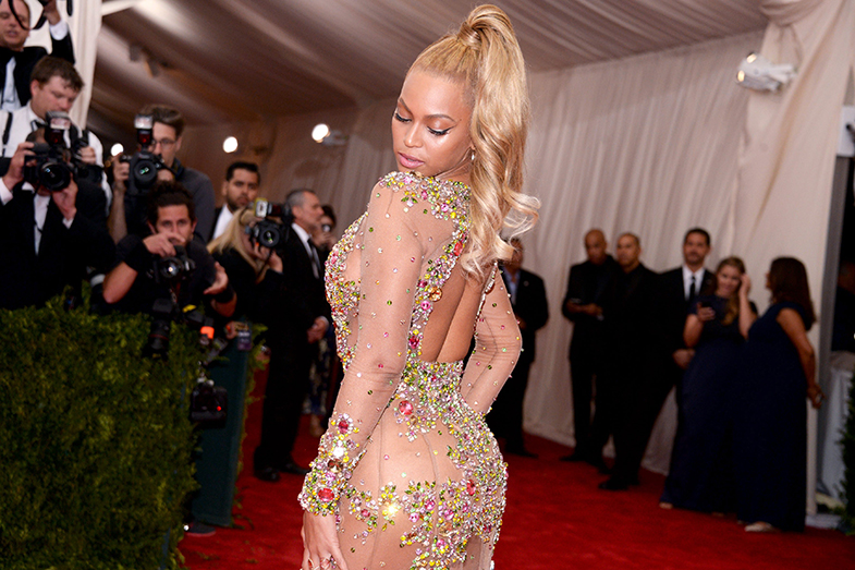 Beyoncé, presumiendo de impecables posaderas en la Gala Met. © Cordon Press