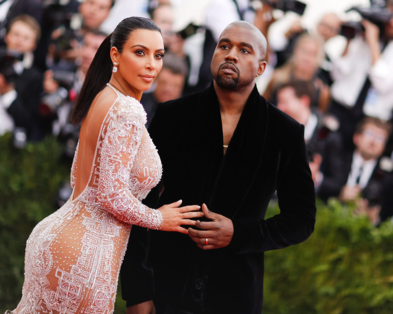 Kim Kardashian junto a su señor esposo (y su célebre trasero). © Cordon Press