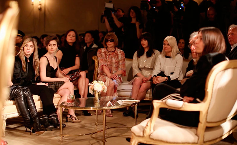 ¿Quién es esa rubia que se sienta a la izquierda de Dakota Johnson -al lado de Anna Wintour- en el último desfile de Chanel en Nueva York? El puesto de honor está reservado a una de las mujeres más influyentes de la industria: Kate Young.