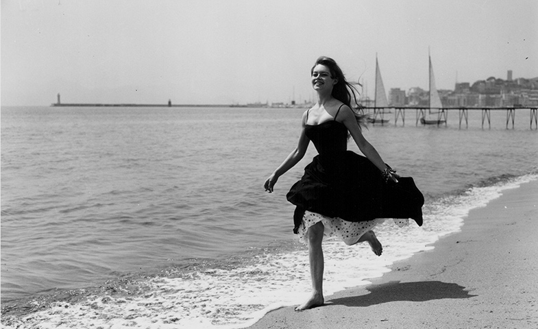 Brigitte Bardot, uno de los iconos de la sensualidad en Cannes, corriendo por la playa en la edición de 1956. © Getty Images