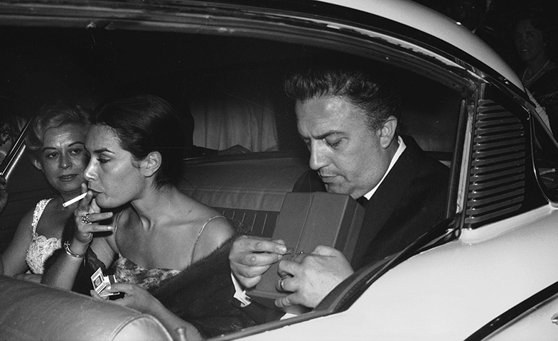 El director italiano Federico Fellini con Giuletta Masina tras recibir la Palma por 'La Dolce Vita' (1960). © Cordon Press