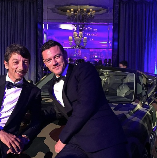 Entre los invitados a la gala benéfica en Londres estuvo el actor Luke Evans, que posa en la imagen con Pier Paolo Piccioli. © Instagram 