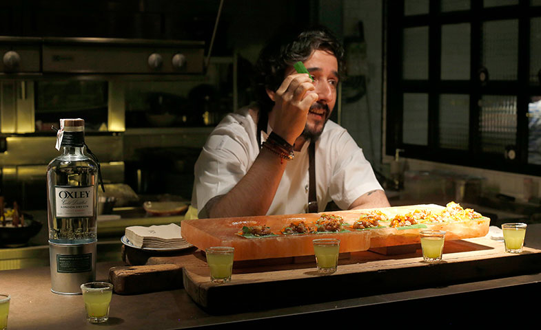 Diego Guerrero preparando 'Cebiche de carabinero en roca de sal'. © Cortesía de Oxley