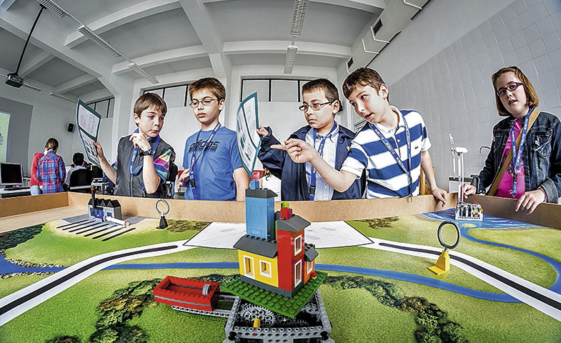 Unos niños en el Palacio de La Bouza viven la Experiencia LEGO.