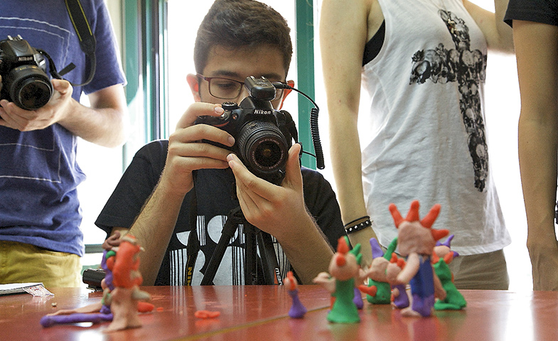 Un asistente al Cinema Camp rodando un Stop Motion con figurines de plastelina. 
