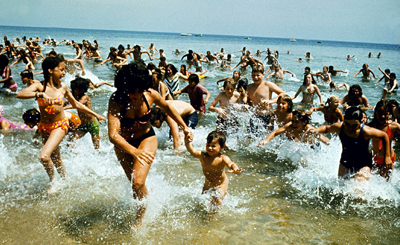 gual somos un poco bestias comparando el drama de un día en la playa con niños, con esta escena de Tiburón (1975), ¿no?