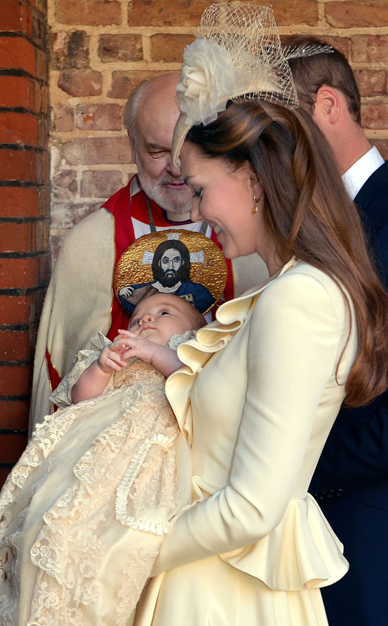 Kate Middleton con el Príncipe Jorge el día de su bautizo. © Cordon Press