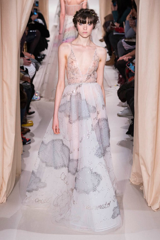 Al parecer, la novia lució un vestido que podría ser ese, también de Valentino  Alta Costura. © Mondadori Photo