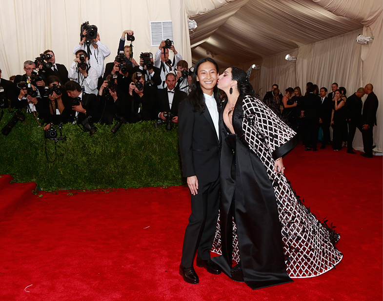 De Lady Gaga (en la imagen junto a Wang en la pasada gala del Met) a Kim Kardashian: las celebrities han sido una de las patas sobre las que ha sostenido la época de Wang en Balenciaga. ©Cordon Press