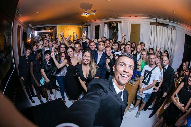 Selfie estelar en un momento de la presentación del primer perfume de Cristiano Ronaldo. © Cristiano Ronaldo Legacy