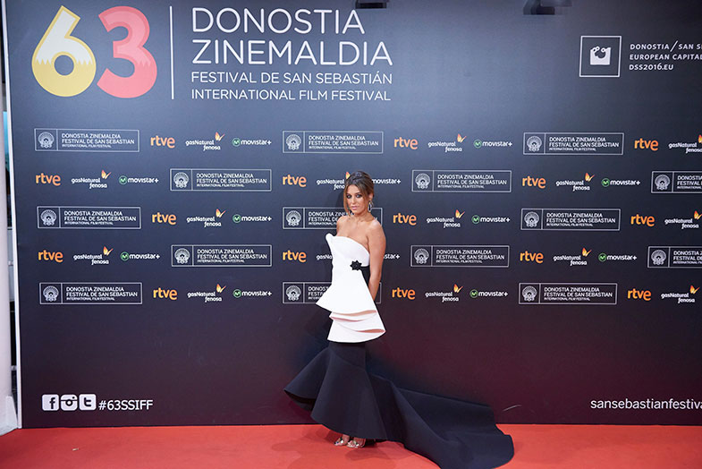 Blanca Suárez cerraba su jornada en San Sebastián con un vestido en blanco y negro de Roberto Diz. © Cordon Press