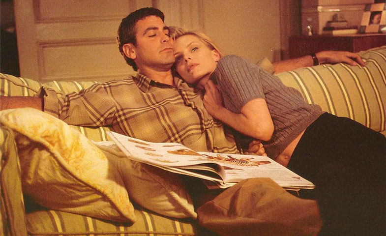 Acurrucaditos en el sofá viendo Sálvame: el otoño nos regala amor del bueno. © fotograma de 'Un día inolvidable' (2000). 