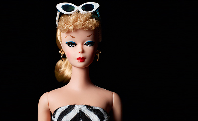 En sus primeros años de vida, Barbie solo tenía una cara (aunque estaba disponible en versión rubia o morena) y se vendía por tres dólares. © Mattel Inc.