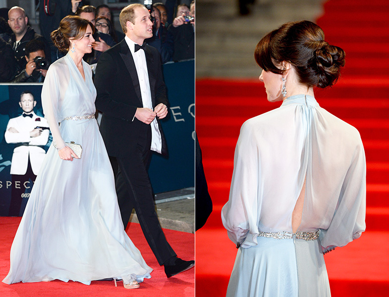 Kate Middleton fue una de las estrellas de la noche con un vestido casi etéreo en azul, nada parecido a los diseños a los que nos tiene acostumbrados. El clutch lo firma también Jenny Packham y, las sandalias, Jimmy Choo. © Cordon Press