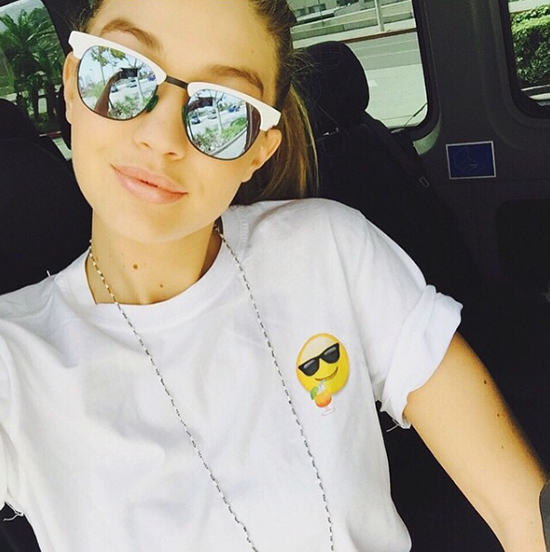 Gigi Hadid con una de las camisetas de Current Moji, la firma de Alana. © Instagram @currentmoji
