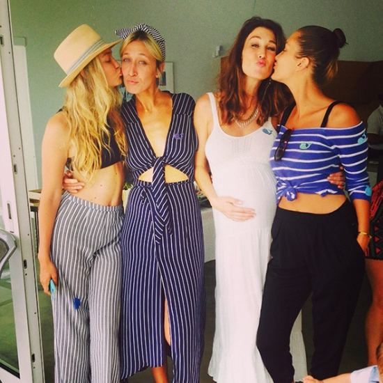 De izquierdo a derecha, Gigi, Alana, Marielle y Bella en una estampa de familia feliz. © Instagram 