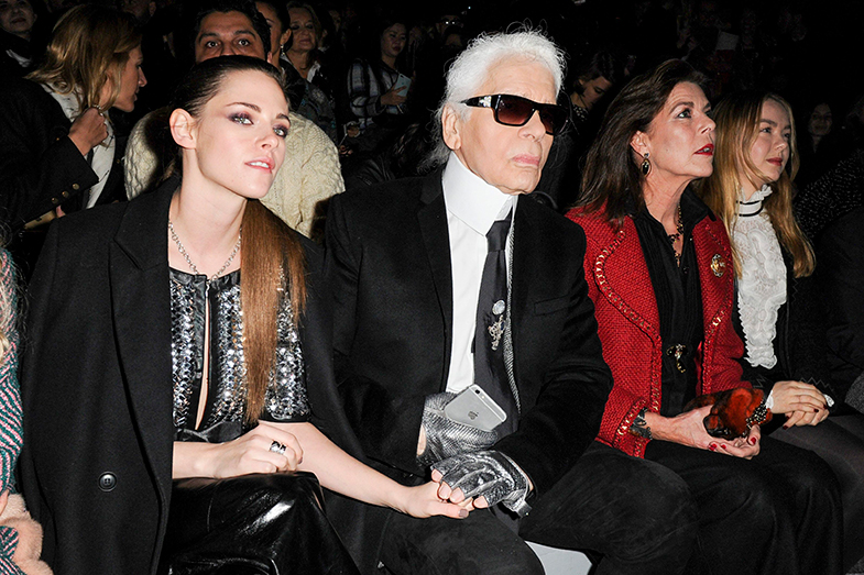 Karl Lagerfeld sentado junto a las dos invitadas de honor de la noche: Kristen Stewart y Carolina de Mónaco. © Cordon Press